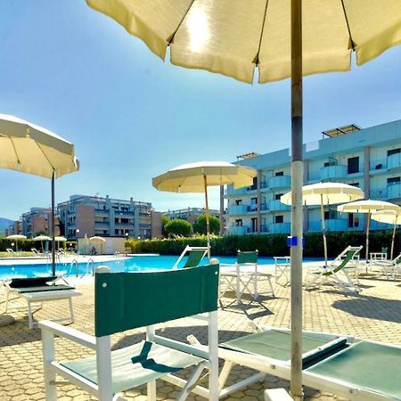 Isa-Apartments 4 Beds In Residence With Swimming-Pool In San Vincenzo, Just 600 Meters From The Sea エクステリア 写真